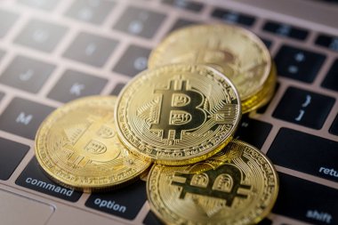 Banka notu, mali ve iş teknolojisi kavramları üzerine bitcoin 'i kapat.