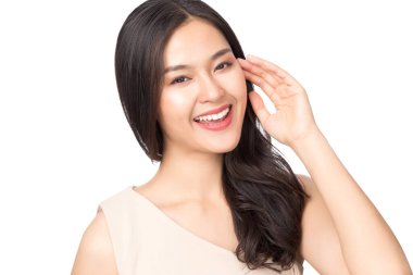 Genç, sağlıklı, mutlu, gülümseyen yüzlü Asyalı kadın beyaz arka planda izole edilmiş..