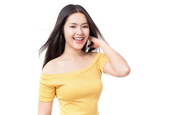 Junge Glückliche Asiatin Mit Smiley Die Ein Schönes Gelbes Kleid — Stockfoto