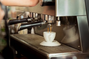 Kahve makinesi kahve dükkanındaki müşteriye servis yapmak için espresso yapıyor..