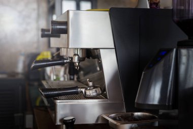 Kahve makinesi kahve dükkanındaki müşteriye servis yapmak için espresso yapıyor..