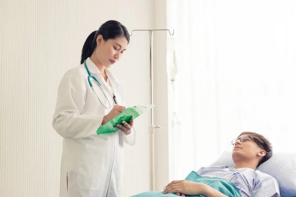 Bella Dottoressa Camice Medico Bianco Sta Consultando Sua Paziente Mostrando — Foto Stock