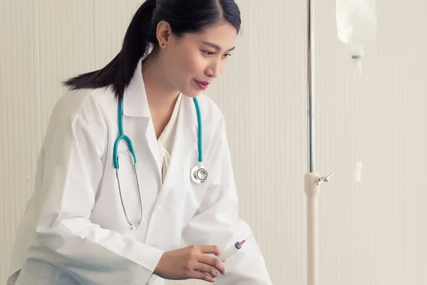 Dokter Wanita Cantik Bermantel Medis Putih Sedang Berkonsultasi Dengan Pasiennya — Stok Foto