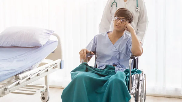 Joven Asiático Sentado Una Silla Ruedas Hospital Con Cara Sonriente —  Fotos de Stock