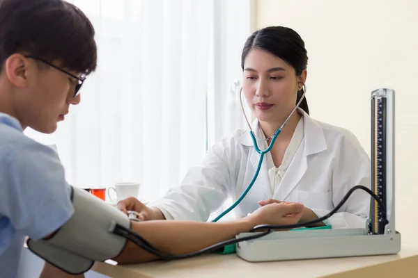 Jeune Beau Médecin Asiatique Utilisant Sphygmomanomètre Avec Stéthoscope Vérifier Pression — Photo