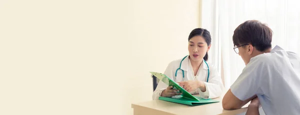 Mooie Vrouwelijke Arts Witte Medische Jas Raadpleegt Haar Patiënt Toont — Stockfoto