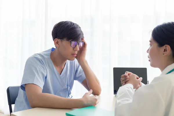Joven Asiático Paciente Hombres Hablando Con Médico Hospital Atención Médica —  Fotos de Stock