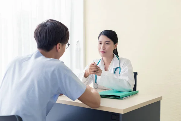 Hermosa Doctora Bata Médica Blanca Está Consultando Paciente Mostrando Resultado —  Fotos de Stock