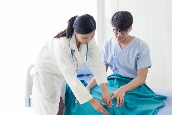 Jeune Médecin Asiatique Vérifie Santé Patiente Hôpital Soins Santé Concept — Photo