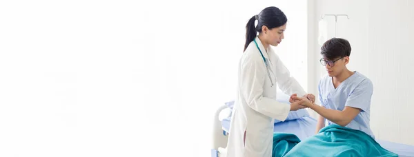 Hermosa Doctora Bata Médica Blanca Está Consultando Paciente Comprobando Ritmo —  Fotos de Stock