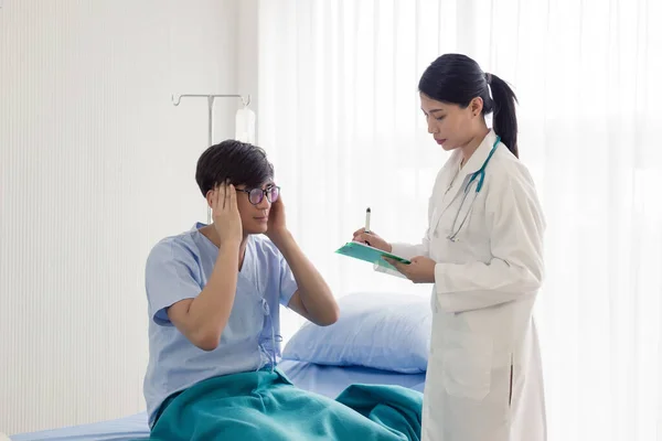 Νεαρός Ασιάτης Ασθενής Συναντά Γιατρό Πάρει Κεφαλαλγία Κατάθλιψη Πρόβλημα Την — Φωτογραφία Αρχείου