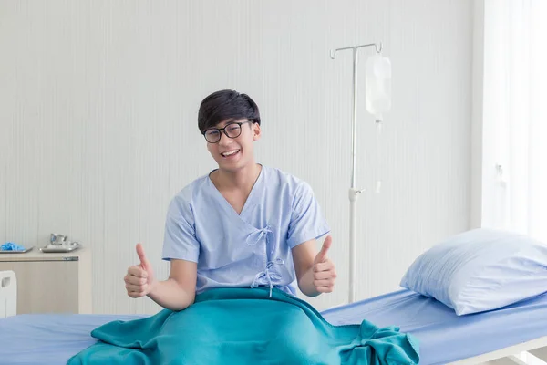 Joven Adolescente Asiático Hombre Paciente Mostrando Los Pulgares Hacia Arriba —  Fotos de Stock