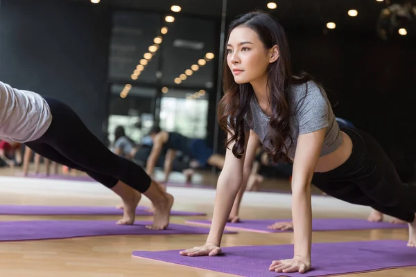 Nahaufnahme Einer Gruppe Erwachsener Menschen Die Der Klasse Yoga Praktizieren — Stockfoto