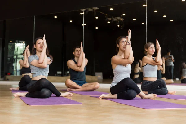 Nahaufnahme Einer Gruppe Erwachsener Menschen Die Der Klasse Yoga Praktizieren — Stockfoto