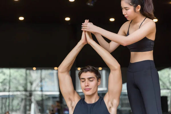 Junge Yoga Techer Dame Hilft Ihrem Kaukasischen Studen Die Muskeln — Stockfoto