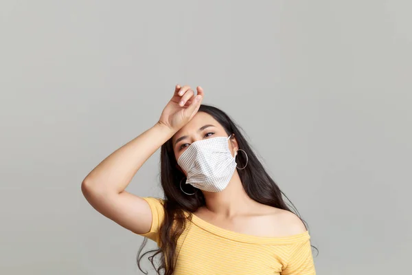 年轻的亚洲女人戴着口罩 保护自己免受流感 Covid 19和流感的侵袭 她担心全球大流行 — 图库照片