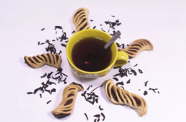 Чашка Чая Домашним Печеньем Светлом Фоне Листья Чая Составе Вид — стоковое фото