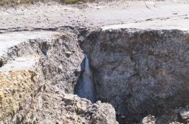 Kalush, Ukrayna, 2020: Potasyum tuzunun topraktan çekilmesi. Gri toprak, cevher.