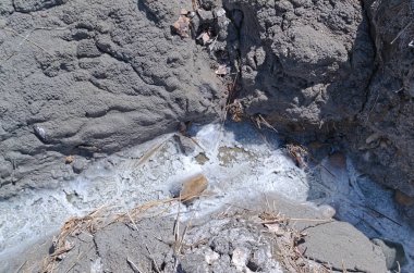 Kalush, Ukrayna, 2020: Potasyum tuzunun topraktan çekilmesi. Gri toprak, cevher.