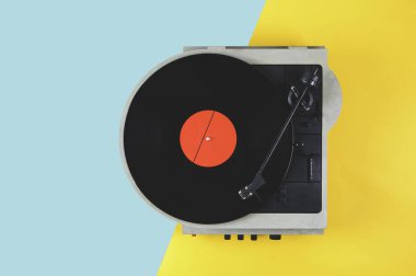 Kırmızı etiket ve eski oyuncu ile vinil kayıt
