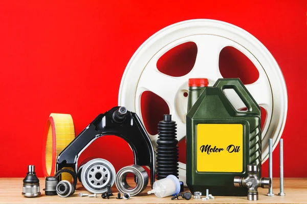 Kırmızı arkaplanda bakım ya da ayar için araba parçaları seti