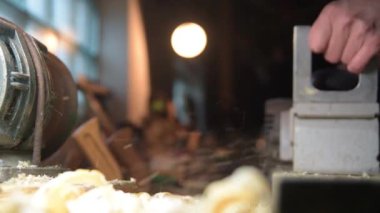 Atölyede çalışan elektrikli bir planörü olan marangoz. Yavaş çekim yakın çekim.