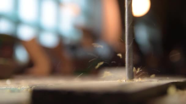 Hout boren met een elektrische boor. Slow-motion close-up — Stockvideo