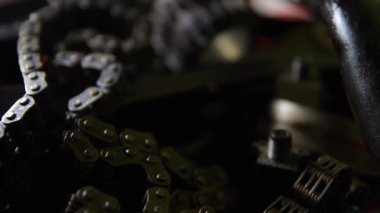 Kirli ve bozuk motor parçaları kapanıyor