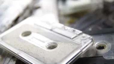 Bir yığın eski ve kirli ses kasetleri