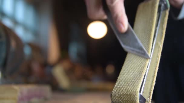 The carpenter sharpens the knife manually. Slow-motion close-up — Stock Video