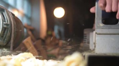 Atölyede bir planör ile çalışan bir marangoz. Yavaş çekim yakın çekim.