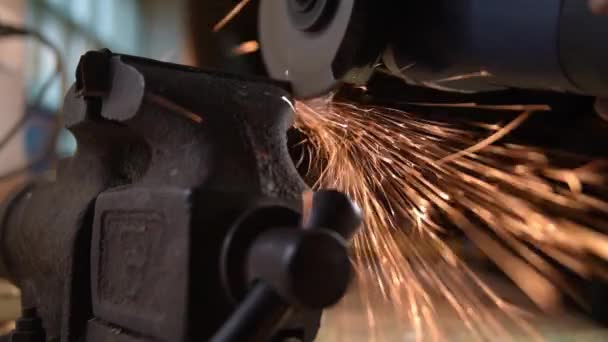 Seorang pekerja menggergaji logam dengan mesin potong. Lambat-gerak close-up — Stok Video