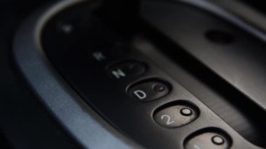 Otomatik iletim seçicisi arabanın içinde 