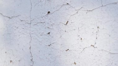 Duvardaki eski çatlak boyanın dokusu. Beyaz arkaplan