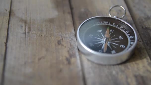 Vintage-Kompass hautnah auf einem alten Holzfass — Stockvideo