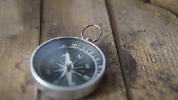 Vintage compass close up on an old wooden barrel — Stock Video