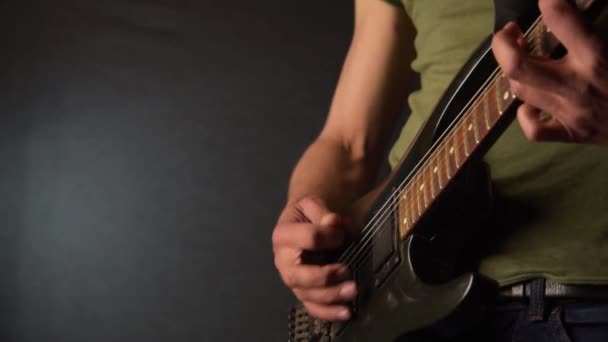 Musikern spelar riff på en elgitarr — Stockvideo