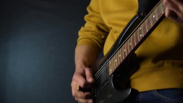 A zenész riffel egy elektromos gitáron — Stock videók