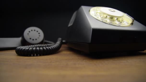 Старовинний чорний телефон на дерев'яному столі — стокове відео