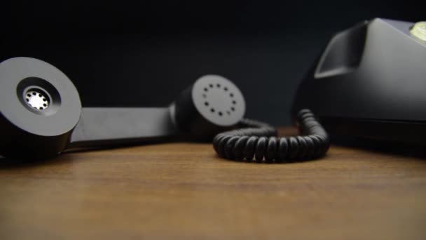 Vintage czarny telefon na drewnianym stole — Wideo stockowe