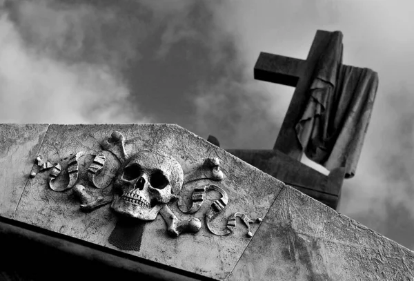 Arte Funerária Mausoléu Cemitério Recoleta Argentina Crânio Cruz Têm Contraste — Fotografia de Stock