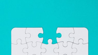 Yakın plan beyaz yapboz ve kayıp parça - mavi arkaplan