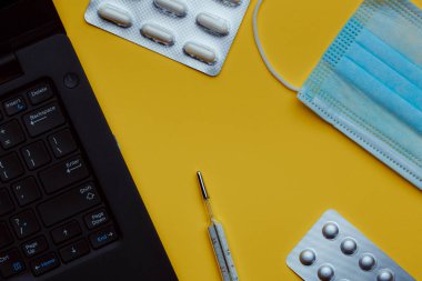 Kirli hava ortamında hayatta kalmak için tıbbi maske. Virüs enfeksiyonuna karşı koruma. Ciğerleri korumak için ekipman. Koronavirüse karşı iğne. Salgın covid19 konsepti.