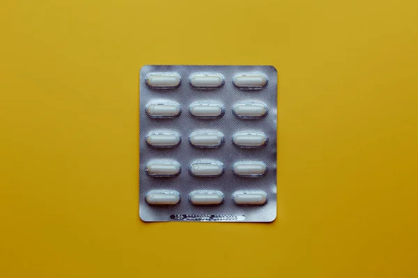 用于治疗病毒感染的药丸 黄色背景下的药物个人护理的药物 头痛的治疗方法安全的工作场所概念涵盖面19 — 图库照片