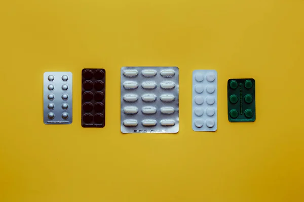 Tabletter För Behandling Virusinfektion Medicin Gul Bakgrund Läkemedel För Personlig — Stockfoto