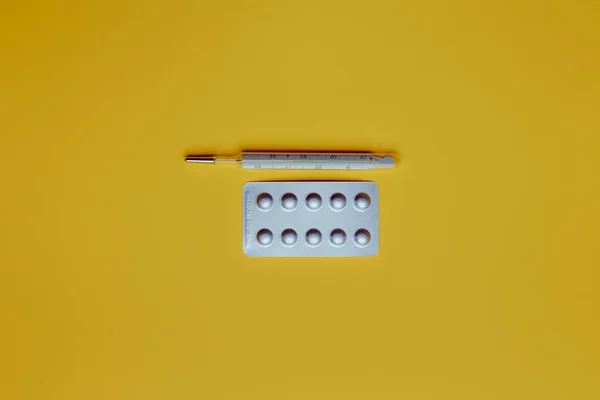 Pillen Zur Behandlung Von Virusinfektionen Medikamente Auf Gelbem Hintergrund Medikamente — Stockfoto