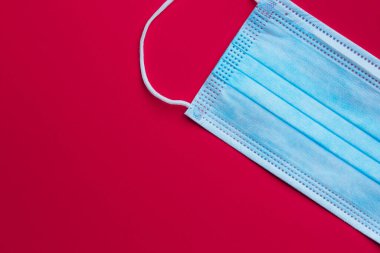 Kirli hava ortamında hayatta kalmak için tıbbi maske. Virüs enfeksiyonuna karşı koruma. Ciğerleri korumak için ekipman. Koronavirüse karşı iğne. Salgın covid19 konsepti.