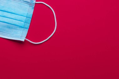 Kirli hava ortamında hayatta kalmak için tıbbi maske. Virüs enfeksiyonuna karşı koruma. Ciğerleri korumak için ekipman. Koronavirüse karşı iğne. Salgın covid19 konsepti.