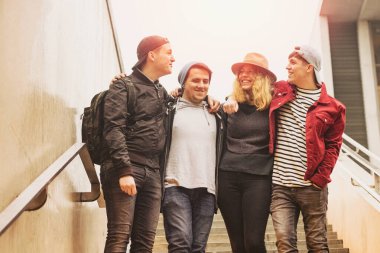 Üniversitenin yanında metro istasyonunun merdivenlerinden inerken sohbet eden bir grup genç öğrenci. Milenyum kuşağı insan yaşam tarzı kavramı.