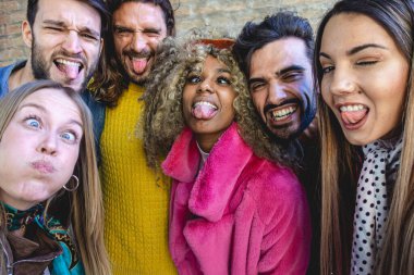 En iyi çok ırklı arkadaş grubu şehirde selfie çekiyor. Üçlü Çiftler Birlikte Eğleniyor, Komik Duruşlu Hafıza Fotoğrafı Çekiyor, Mutlu Dostluk Hayat Tarzı Konsepti